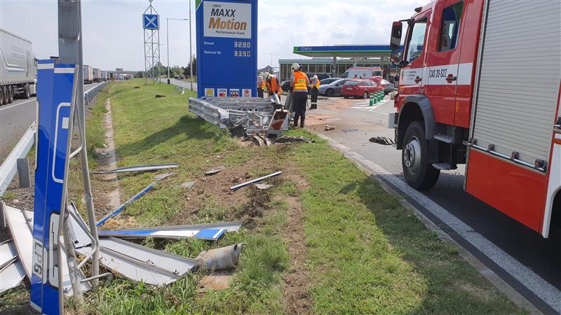 Řidička vlétla na dálnici D8 do stojanu čerpací stanice. Poškozeny jsou i další vozy. ZDROJ: AKTU.CZ, Jiří Forman