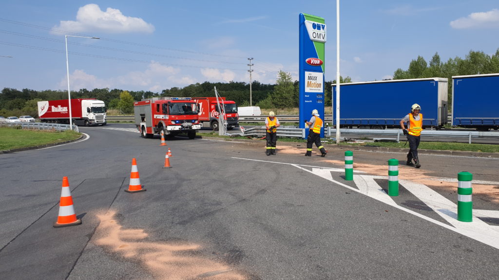 Řidička vlétla na dálnici D8 do stojanu čerpací stanice. Poškozeny jsou i další vozy. ZDROJ: AKTU.CZ, Jiří Forman