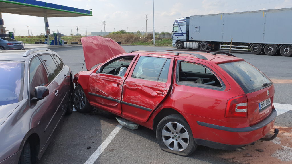 Řidička vlétla na dálnici D8 do stojanu čerpací stanice. Poškozeny jsou i další vozy. ZDROJ: AKTU.CZ, Jiří Forman