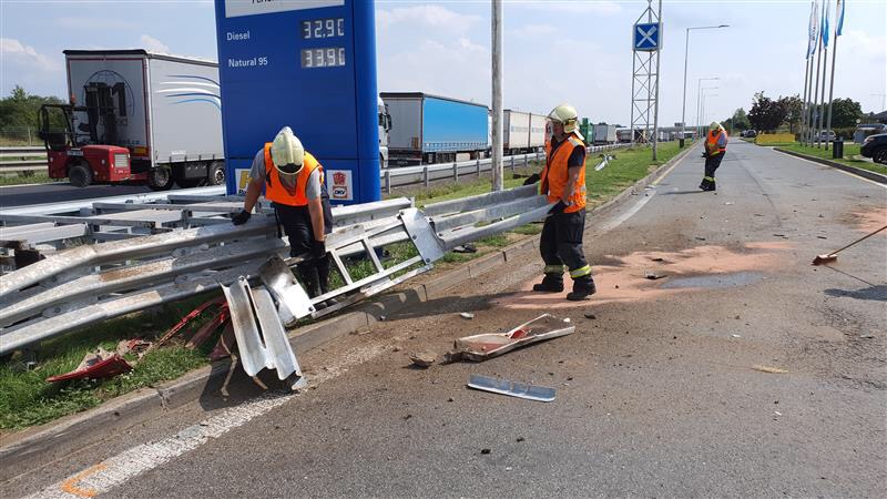 Řidička vlétla na dálnici D8 do stojanu čerpací stanice. Poškozeny jsou i další vozy. ZDROJ: AKTU.CZ, Jiří Forman