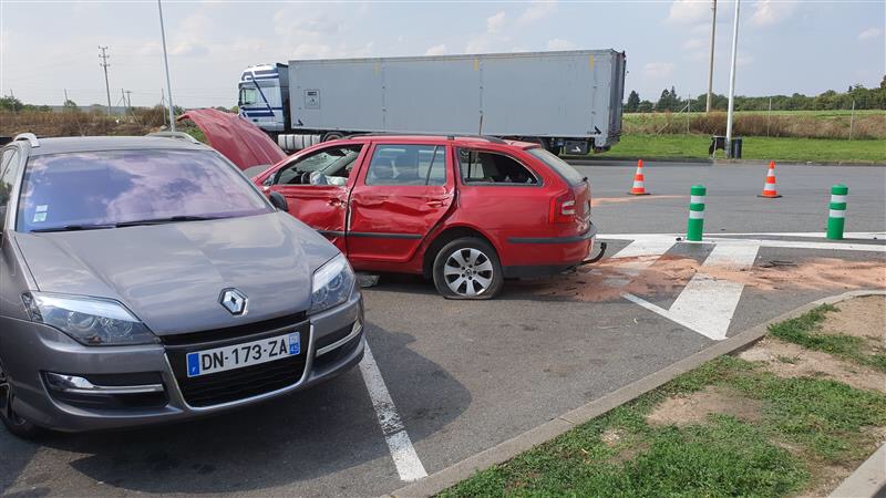 Řidička vlétla na dálnici D8 do stojanu čerpací stanice. Poškozeny jsou i další vozy. ZDROJ: AKTU.CZ, Jiří Forman