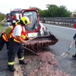 Hasiči odstraňují z dálnice odpad z kafilerie. ZDROJ: HZS Olomouckého kraje