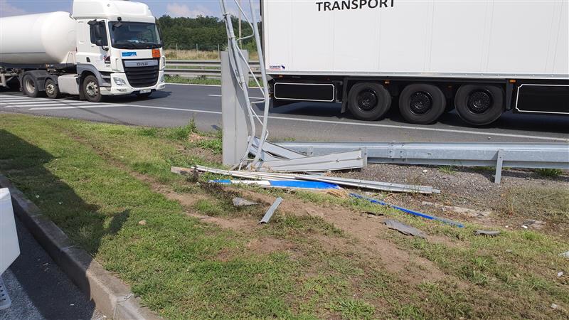 Řidička vlétla na dálnici D8 do stojanu čerpací stanice. Poškozeny jsou i další vozy. ZDROJ: AKTU.CZ, Jiří Forman