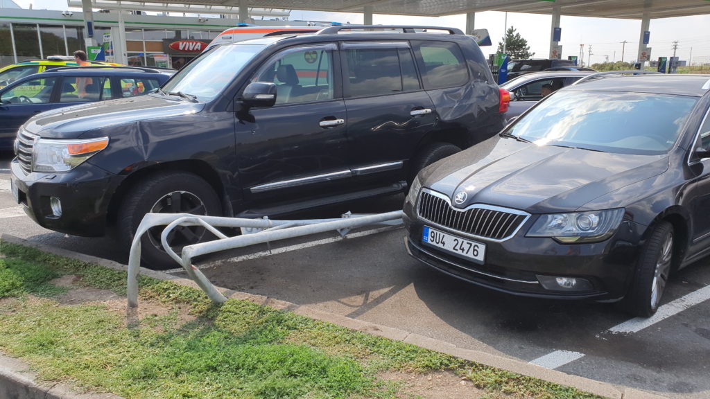 Řidička vlétla na dálnici D8 do stojanu čerpací stanice. Poškozeny jsou i další vozy. ZDROJ: AKTU.CZ, Jiří Forman