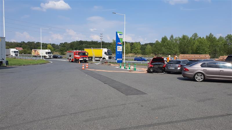 Řidička vlétla na dálnici D8 do stojanu čerpací stanice. Poškozeny jsou i další vozy. ZDROJ: AKTU.CZ, Jiří Forman