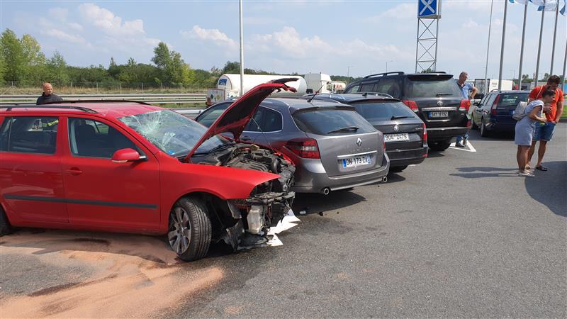 Řidička vlétla na dálnici D8 do stojanu čerpací stanice. Poškozeny jsou i další vozy. ZDROJ: AKTU.CZ, Jiří Forman