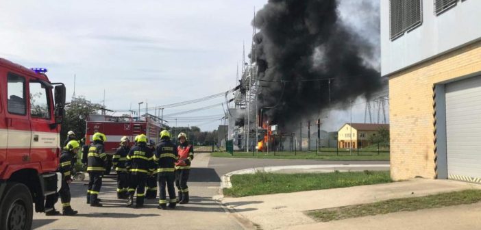 U Otrokovic na Zlínsku hasiči likvidují požár asi 60 tun tranformátorového oleje