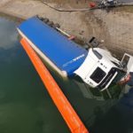 Vážná nehoda na hrázi Jesenice! V osobáku uhořel člověk, kamion se zřítil do vody FOTO: PČR KVK
