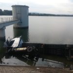 Vážná nehoda na hrázi Jesenice! V osobáku uhořel člověk, kamion se zřítil do vody FOTO: HZS KVK